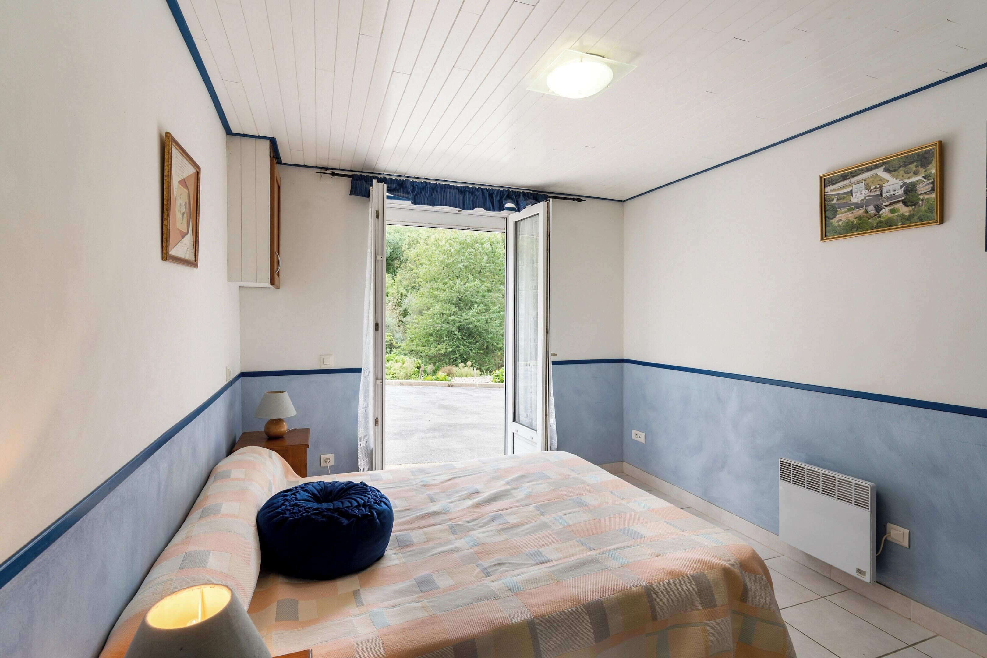 1 habitación, tabla de planchar con plancha y cuna de viaje 