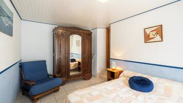 1 chambre, fer et planche à repasser