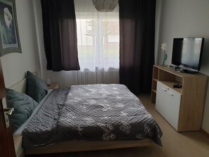 3 makuuhuonetta, tallelokero huoneessa, silitysrauta/-lauta