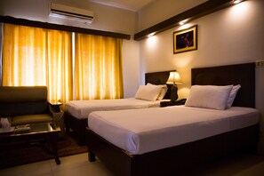 Standard Twin Room | In-room safe, free WiFi - Doves Inn Hotel Branch-1 (Lahore)