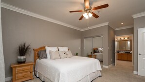 A bedroom with a bed, nightstand, and a ceiling fan. - A beautiful codo in the heart of Sugar Land ( Houston suburb) (Sugar Land)