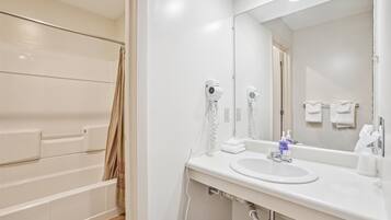 Combined shower/bathtub, hair dryer, towels