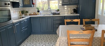 MONEYDARRAGE COTTAGE - mountain and sea views (Hot Tub available for hire)