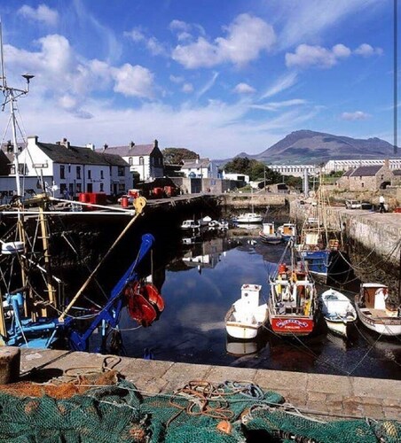 MONEYDARRAGE COTTAGE - mountain and sea views (Hot Tub available for hire)