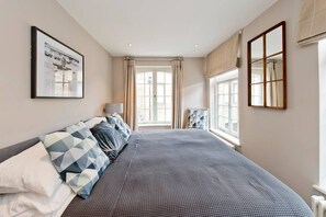2 bedrooms, iron/ironing board, travel cot, WiFi - Modern 2-Bedroom Apartment, Notting Hill (Greater London)