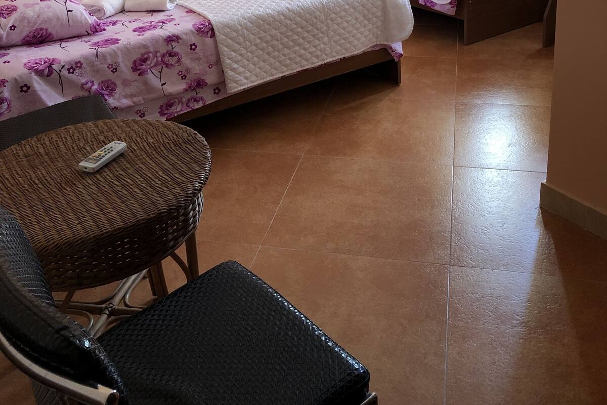 Iron/ironing board, free WiFi, bed sheets
