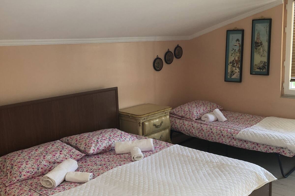 Iron/ironing board, free WiFi, bed sheets