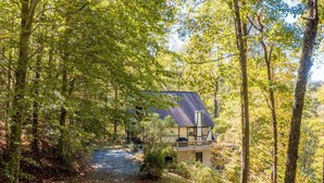 A house surrounded by a forest with a gravel path leading to it. - Sunset Mtn Lodge! Hot tub+Fire pit, Fireplace, Hiking, Private, Close to Town! (Spruce Pine)