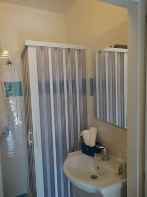 Appartement, terras | Badkamer | Een douche, een haardroger, handdoeken