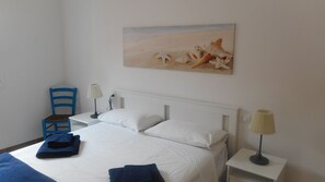 Driepersoonskamer | Een bureau, gratis wifi