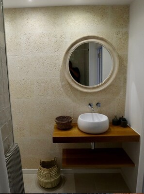 Dusche, Haartrockner, Handtücher