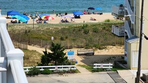 Beach - Gorgeous views of ocean and bay sunsets. Steps to beach. Free WiFi. washer/dryer (Ocean City)