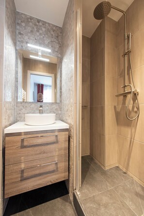 Shower, hair dryer, towels