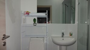 Hair dryer, towels, toilet paper - Bright, Fresh & cozy Accra Luxury Studio  (Shiashie, East Legon)