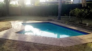 สระว่ายน้ำกลางแจ้ง, ร่มริมสระว่ายน้ำ, เก้าอี้อาบแดดริมสระ