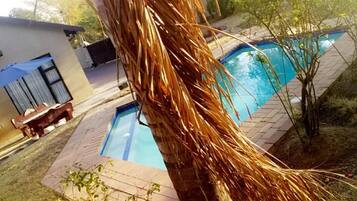 Piscina externa, guarda-sóis, espreguiçadeiras