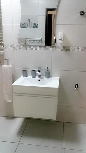 Shower, towels - Midrand Sleep & GO (Midrand)
