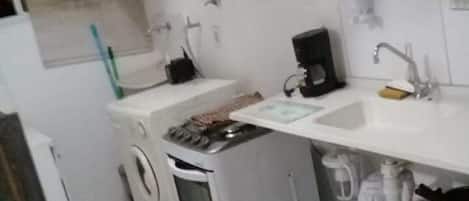 Refrigerador, microondas, mesa de comedor