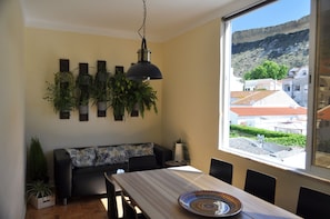 Sarapan prasmanan setiap hari (EUR 5.00 per orang)