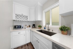 Fridge, microwave, oven, stovetop - Relaxing Beach Cottage Retreat (San Diego)