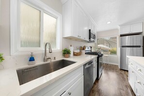 Fridge, microwave, oven, stovetop - Relaxing Beach Cottage Retreat (San Diego)