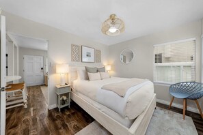 1 bedroom, iron/ironing board, travel cot, WiFi - Relaxing Beach Cottage Retreat (San Diego)