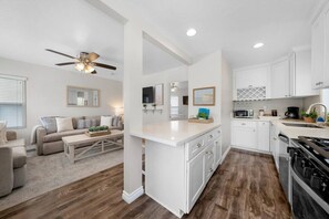Fridge, microwave, oven, stovetop - Relaxing Beach Cottage Retreat (San Diego)