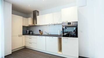 Kühlschrank, Mikrowelle, Ofen, Geschirrspüler