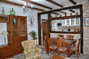 Een koelkast, een magnetron, een oven, een vaatwasser