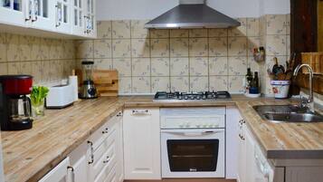 Een koelkast, een magnetron, een oven, een vaatwasser