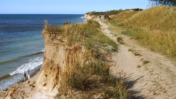 A coastal path with a sandy trail leading to a cliff overlooking the sea. - House Dina Ahrenshoop (Ahrenshoop)