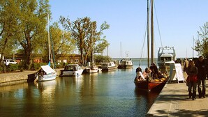 A marina with several boats docked along the water's edge. - House Dina Ahrenshoop (Ahrenshoop)