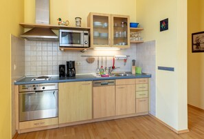 Refrigerador, horno, lavavajillas y periquera 