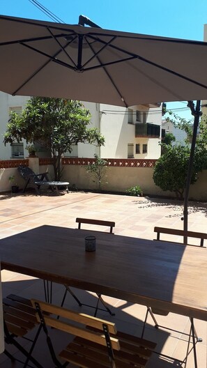 Outdoor dining - Nice recently refurbished apartment great terraces 3min to the beach. Pk incl. (Calonge)