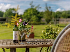 Outdoor dining - 1 bedroom accommodation in Rufford, near Newark (Rufford, near Newark)