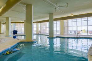 Una piscina cubierta, una piscina climatizada
