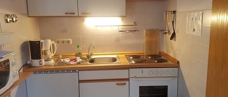 KĂŒhlschrank, Mikrowelle, Ofen, Herdplatte