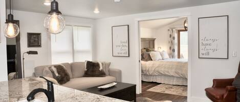 1 slaapkamer, een strijkplank/strijkijzer, wifi, beddengoed