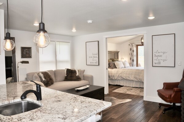 1 bedroom, iron/ironing board, WiFi, bed sheets - Adorable Bungalow w/ Private Patio Mins away from Downtown Rapid City (Rapid City)