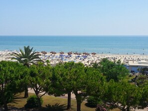 A beach with numerous umbrellas and sun loungers, a clear sky, and a view of the ocean. - LAST MINUTE SEA JULY AND AUGUST (Tortoreto Lido)