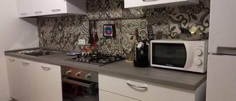 Een koelkast, een microgolfoven, een oven, een kookplaat