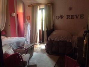 5 bedrooms, WiFi, bed sheets - room in Bed and Breakfast in the City Center of Moissac (Moissac)