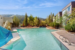 حمّام سباحة مُدفَّأ