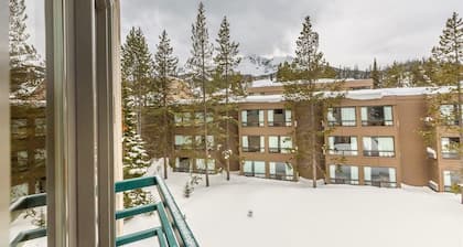 Ski-in / ski-out condo w / foyer au gaz, vue sur la montagne et partagé bain à remous / piscine / salle de gym!