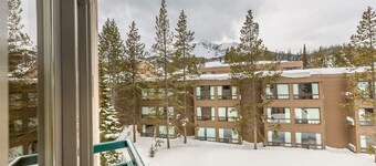 Ski-in / ski-out condo met gas open haard, uitzicht op de bergen en gedeelde hot tub / zwembad / gym!