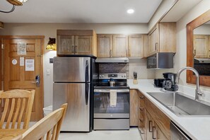 ثلاجة، ميكروويف، فرن، موقد طهي مسطح