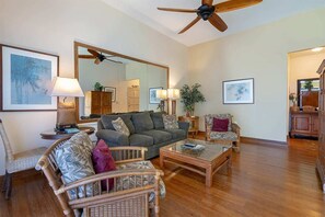 TV, DVD player - Kauai Paradise w/Kitchen, Ceiling Fans, Lanai, WiFi, Flat Screen+DVD–Kaha Lani 229 (LIHUE)