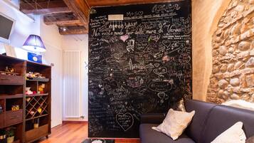 Family Suite | Living area | 32-inch flat-screen TV with digital channels, TV