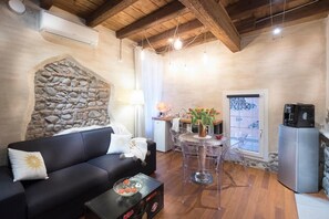 Télévision à écran plat de 32 pouces avec chaînes numériques, télévision