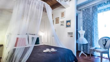 Minibar, Zimmersafe, individuell eingerichtet, Schreibtisch